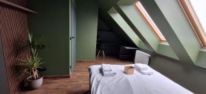 Una habitación con una cama con dos toallas encima. en Easy Stay Strzeszyn, en Poznan