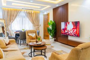 un soggiorno con una TV a parete di Jaara Home - High standing and luxurious 2-bedroom apartment - Maristes a Dakar