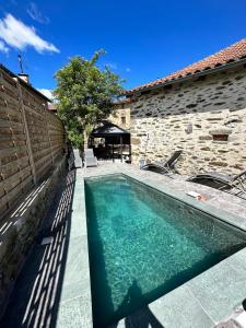 a swimming pool in the backyard of a house at Gîte de Prestige dans un Fort, Jacuzzi, 8 pers in Leynhac