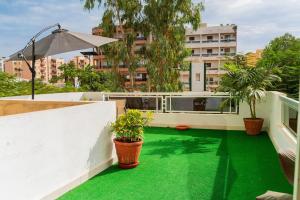 un balcone con pavimenti verdi in un edificio di Jaara Home - High standing and luxurious 2-bedroom apartment - Maristes a Dakar