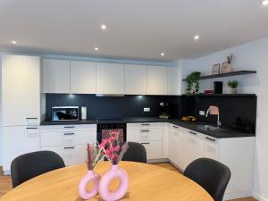 Η κουζίνα ή μικρή κουζίνα στο Pinke Auszeit - Neubau, Stellplatz, Smart-TV, WLAN