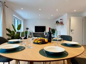 Μια τηλεόραση ή/και κέντρο ψυχαγωγίας στο Pinke Auszeit - Neubau, Stellplatz, Smart-TV, WLAN