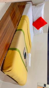 En eller flere senge i et værelse på Hotel Angels Inn By Glitz Hotels