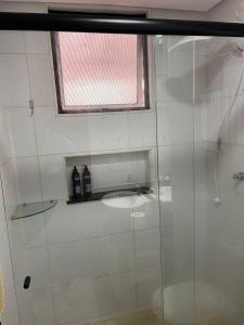 Un baño con ducha de cristal con lavabo. en Apartamento completo próximo à praia de ponta negra, en Parnamirim 22 fotos más