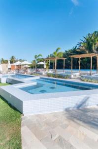 una gran piscina en un complejo con avisor en Apartamento completo próximo à praia de ponta negra, en Parnamirim