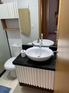 un baño con lavabo e inodoro en Apartamento completo próximo à praia de ponta negra, en Parnamirim