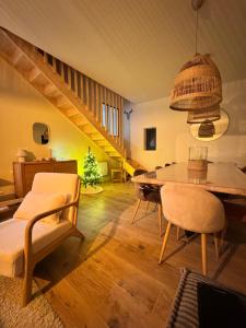 salon ze stołem jadalnym i krzesłami w obiekcie Les Écrins d'or - Maison Les Deux Alpes w mieście Les Deux Alpes