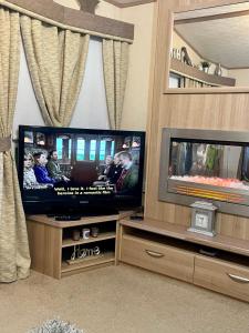 Μια τηλεόραση ή/και κέντρο ψυχαγωγίας στο Static Caravan 8 Berth 3 bedrooms, ensuite Saltcoats, Ayrshire, Scotland DG CH