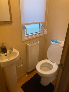 Ένα μπάνιο στο Static Caravan 8 Berth 3 bedrooms, ensuite Saltcoats, Ayrshire, Scotland DG CH +6 φωτογραφίες