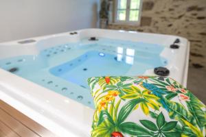 a jacuzzi tub in a room with a couch at Gîte de Prestige dans un Fort, Jacuzzi, 8 pers in Leynhac