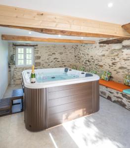 a hot tub in the middle of a room at Gîte de Prestige dans un Fort, Jacuzzi, 8 pers in Leynhac