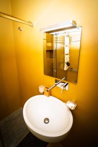 马尔萨拉Le Casette di Elen的带白色水槽和镜子的浴室