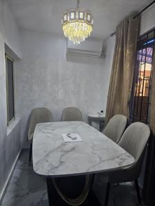 Χώρος καθιστικού στο Subscribe to Famous Channel