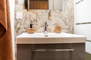 Koupelna v ubytování Le Zélia - Studio au coeur de Saint-Denis + 19 fotografií