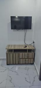 Μια τηλεόραση ή/και κέντρο ψυχαγωγίας στο Subscribe to Famous Channel