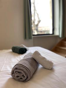 a towel sitting on top of a bed at La tanière d'Agoult in Goult