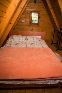 łóżko na poddaszu drewnianej kabiny w obiekcie Vikendica i odmaraliste JuliE, Sarajevo-Jahorina w mieście Tvrdimići