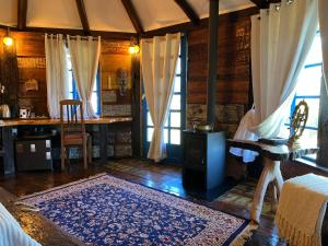 Гостиная зона в OctoCabana na montanha - rustica e luxuosa I +15 фотографий