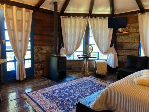 Кровать или кровати в номере OctoCabana na montanha - rustica e luxuosa I