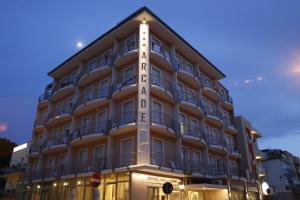 um hotel com uma placa na lateral em Hotel Arcade em Rimini