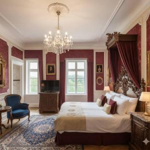 卢捷拿纳德德斯努Zamek Loucna nad Desnou的一间带大床和吊灯的卧室