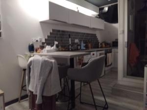 eine Küche mit Tisch und Stühlen in einem Zimmer in der Unterkunft Petit nuit doullet in La Grande-Motte