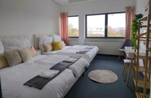 伊斯马宁Große Wohnung mit Balkon nahe München的一间有两张床和毛巾的房间