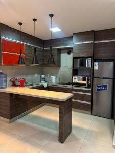 Casa Hohenau, Colonias Unidas في Hohenau: مطبخ مع كونتر وثلاجة +5 صور