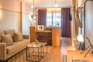 ein Wohnzimmer mit Sofa und Tisch in der Unterkunft JovA Hotel Boutique in El Campello