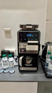 Η κουζίνα ή μικρή κουζίνα στο استديو بوصول ذاتي غرفتين