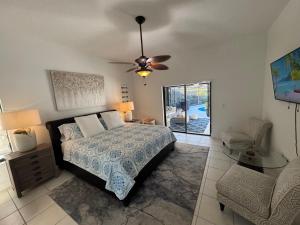 Кровать или кровати в номере Three-Bedroom House - Best area-Heated Pool-Spa and Sauna Close to Beaches +43 фотографии