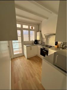 Nhà bếp/bếp nhỏ tại Gravesend - 4 bedroom house great for contractors +3 ảnh