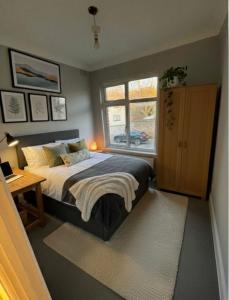 Giường trong phòng chung tại Gravesend - 4 bedroom house great for contractors