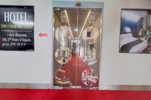 a display case with a guitar in a room at SPOT ON Hotel The Comfort Cove in Rānder