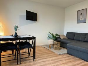 Studio Lippstadt 97 في ليبشتادت: غرفة معيشة مع أريكة وطاولة