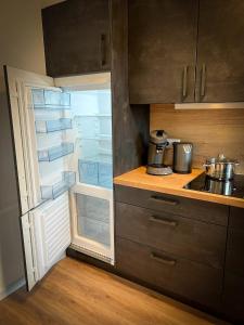 una cucina con frigorifero a pianta aperta e piano cottura di Studio Lippstadt 97 a Lippstadt