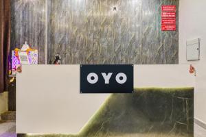 Et logo, certifikat, skilt eller en pris der bliver vist frem på Hotel O Riwaz Inn