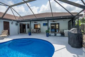 Бассейн в Three-Bedroom House - Best area-Heated Pool-Spa and Sauna Close to Beaches или поблизости