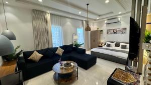 استديو بوصول ذاتي غرفتين في جازان: غرفة معيشة بها أريكة وسرير