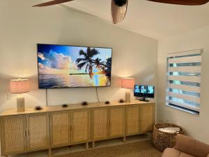 Телевизор и/или развлекательный центр в Three-Bedroom House - Best area-Heated Pool-Spa and Sauna Close to Beaches