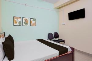 Un dormitorio con una cama y un televisor en la pared. en HOTEL O A.P PALACE, en Dīgha