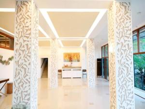 ein Wohnzimmer mit Säulen in einem Haus in der Unterkunft Sunrise Beach Front in Boracay