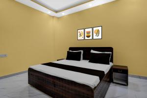 ein Schlafzimmer mit einem großen Bett mit zwei Kissen in der Unterkunft Hotel O DP Palace in Banthra Sikandarpur