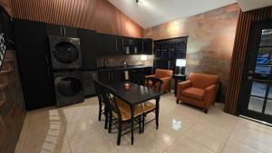 una cucina con un tavolo e sedie in una stanza di Luxury Suites Hong Kong a 100 mts del consulado a Manuel F. Martínez