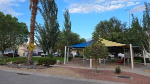 un parco con una tenda blu e gialla e alberi di Luxury Suites Hong Kong a 100 mts del consulado a Manuel F. Martínez