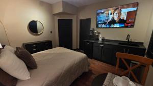 una camera da letto con un letto e una TV a schermo piatto di Luxury Suites Hong Kong a 100 mts del consulado a Manuel F. Martínez