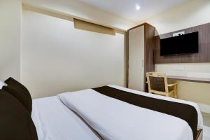 Μια τηλεόραση ή/και κέντρο ψυχαγωγίας στο Hotel O Casa Royal Residency