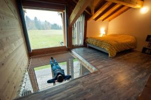 ein Schlafzimmer mit einem Bett und einem großen Fenster in der Unterkunft Chalet La Merlerie in Morzine