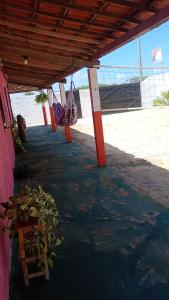 - un ensemble de hamacs suspendus au toit dans l'établissement Hostel Mamitchesca - Redes e Barracas, à Aracati