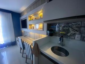 Køkken eller tekøkken på Hotel em CABO FRIO Cond Royale - Av N S Assunção 239, bairro Passagem - un 229 + 16 billeder